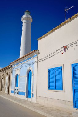 İtalya, Sicilya, Akdeniz, Punta Secca (Ragusa Eyaleti), deniz kenarında ve deniz fenerinde eski bir Sicilya barok evinin cephesi.