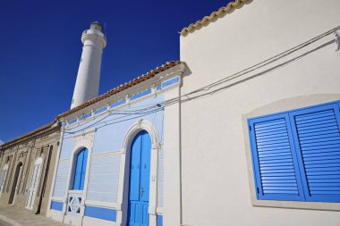 İtalya, Sicilya, Akdeniz, Punta Secca (Ragusa Eyaleti), deniz kenarında ve deniz fenerinde eski bir Sicilya barok evinin cephesi.