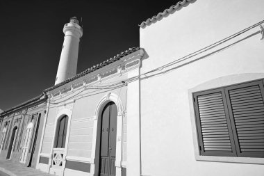 İtalya, Sicilya, Akdeniz, Punta Secca (Ragusa Eyaleti), deniz kenarında ve deniz fenerinde eski bir Sicilya barok evinin cephesi.