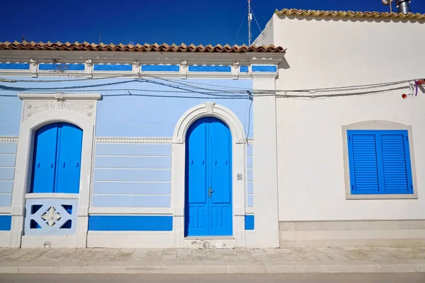 İtalya, Sicilya, Akdeniz, Punta Secca (Ragusa Eyaleti), deniz kenarında eski bir Sicilya taş evinin ön cephesi, barok süsler.