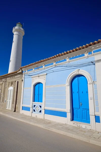 İtalya, Sicilya, Akdeniz, Punta Secca (Ragusa Eyaleti), deniz kenarında ve deniz fenerinde eski bir Sicilya barok evinin cephesi.