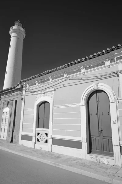 İtalya, Sicilya, Akdeniz, Punta Secca (Ragusa Eyaleti), deniz kenarında ve deniz fenerinde eski bir Sicilya barok evinin cephesi.