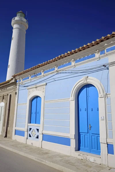 İtalya, Sicilya, Akdeniz, Punta Secca (Ragusa Eyaleti), deniz kenarında ve deniz fenerinde eski bir Sicilya barok evinin cephesi.