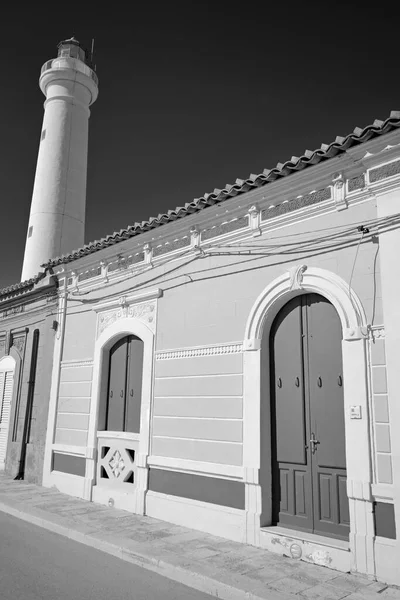 İtalya, Sicilya, Akdeniz, Punta Secca (Ragusa Eyaleti), deniz kenarında ve deniz fenerinde eski bir Sicilya barok evinin cephesi.