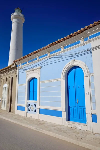İtalya, Sicilya, Akdeniz, Punta Secca (Ragusa Eyaleti), deniz kenarında ve deniz fenerinde eski bir Sicilya barok evinin cephesi.