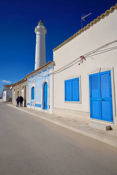 İtalya, Sicilya, Akdeniz, Punta Secca (Ragusa Eyaleti), insanlar, deniz kenarında ve deniz fenerinde eski bir Sicilya barok evinin cephesi