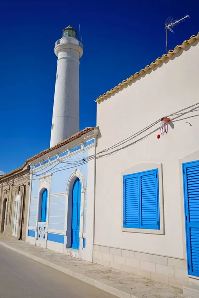 İtalya, Sicilya, Akdeniz, Punta Secca (Ragusa Eyaleti), deniz kenarında ve deniz fenerinde eski bir Sicilya barok evinin cephesi.
