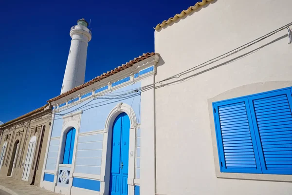 İtalya, Sicilya, Akdeniz, Punta Secca (Ragusa Eyaleti), deniz kenarında ve deniz fenerinde eski bir Sicilya barok evinin cephesi.