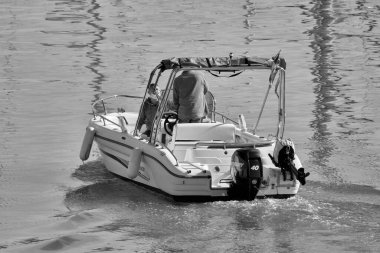 İtalya, Sicilya, Akdeniz, Marina di Ragusa (Ragusa Eyaleti); 27 Mart 2021, limandaki bir motorlu tekne - EDITORIAL