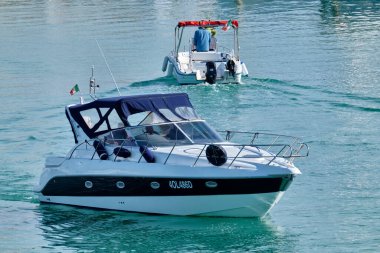 İtalya, Sicilya, Akdeniz, Marina di Ragusa (Ragusa Eyaleti); 27 Mart 2021, limandaki lüks yatlarda yaşayan insanlar - EDITORIAL