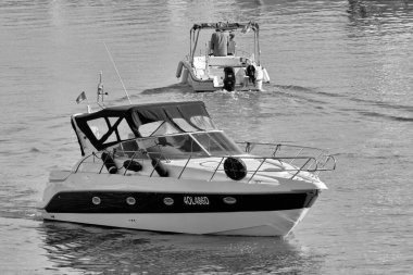 İtalya, Sicilya, Akdeniz, Marina di Ragusa (Ragusa Eyaleti); 27 Mart 2021, limandaki lüks yatlarda yaşayan insanlar - EDITORIAL