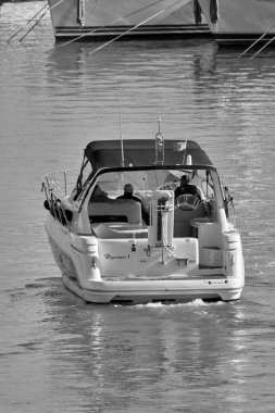 İtalya, Sicilya, Akdeniz, Marina di Ragusa (Ragusa Eyaleti); 27 Mart 2021, limanda lüks bir yatta insanlar - EDITORIAL