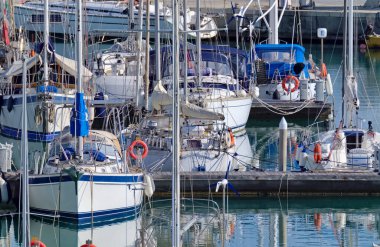 İtalya, Sicilya, Akdeniz, Marina di Ragusa (Ragusa Eyaleti); 29 Mart 2021, limanda yelkenli tekneleri - EDITORIAL