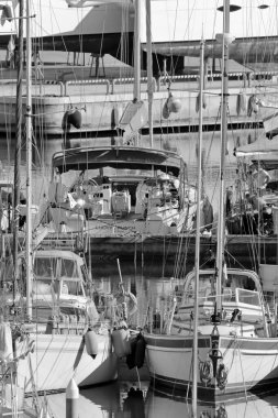 İtalya, Sicilya, Akdeniz, Marina di Ragusa (Ragusa Eyaleti); 29 Mart 2021, limanda yelkenli tekneleri - EDITORIAL