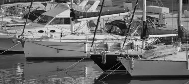 İtalya, Sicilya, Akdeniz, Marina di Ragusa (Ragusa ili); 29 Mart 2021, limanda lüks yatlar - EDITORIAL