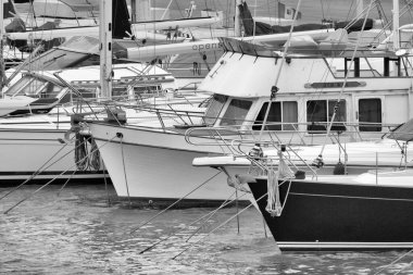 İtalya, Sicilya, Akdeniz, Marina di Ragusa (Ragusa ili); 3 Nisan 2021, limanda lüks yatlar - EDITORIAL