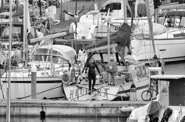 İtalya, Sicilya, Akdeniz, Marina di Ragusa (Ragusa Eyaleti); 3 Nisan 2021, limandaki insanlar ve lüks yatlar - EDITORIAL