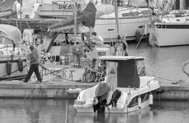 İtalya, Sicilya, Akdeniz, Marina di Ragusa (Ragusa Eyaleti); 5 Nisan 2021, limandaki insanlar ve lüks yatlar - EDITORIAL