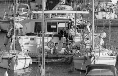 İtalya, Sicilya, Akdeniz, Marina di Ragusa (Ragusa Eyaleti); 1 Nisan 2021, limandaki büyük bir yelkenli teknesinde insanlar - EDITORIAL