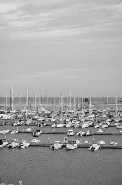 이탈리아 시칠리아 지중해해 마리나 디라구 항구에 모터보트와 — 스톡 사진