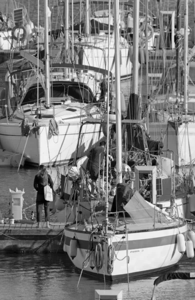 イタリア シチリア島 地中海 マリーナ ラグーザ ラグーザ州 4月2021 港の人々とセーリングボート Editorial — ストック写真