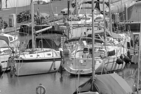 意大利 西西里 地中海 拉古萨海 拉古萨省 2021年4月10日 港口的豪华游艇 Editorial — 图库照片