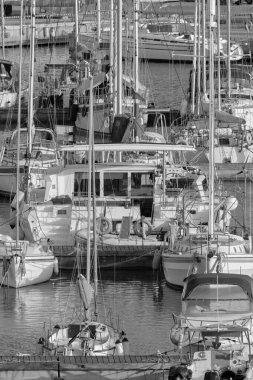 İtalya, Sicilya, Akdeniz, Marina di Ragusa (Ragusa ili); 10 Nisan 2021, limanda lüks yatlar - EDITORIAL