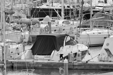 İtalya, Sicilya, Akdeniz, Marina di Ragusa (Ragusa Eyaleti); 12 Nisan 2021, limandaki insanlar ve lüks yatlar - EDITORIAL