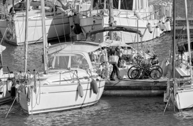 İtalya, Sicilya, Akdeniz, Marina di Ragusa (Ragusa Eyaleti); 13 Nisan 2021, limandaki insanlar ve lüks yatlar - EDITORIAL