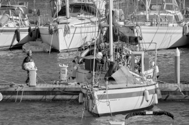 İtalya, Sicilya, Akdeniz, Marina di Ragusa (Ragusa Eyaleti); 13 Nisan 2021, limandaki insanlar ve lüks yatlar - EDITORIAL