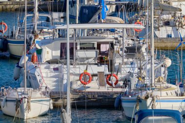 İtalya, Sicilya, Akdeniz, Marina di Ragusa (Ragusa Eyaleti); 13 Nisan 2021, limandaki büyük bir yelkenli teknesinde kadın - EDITORIAL