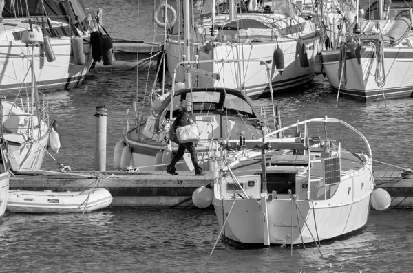 意大利 西西里 地中海 拉古萨港 拉古萨省 2021年4月13日 港口内的人员和豪华游艇 Editorial — 图库照片
