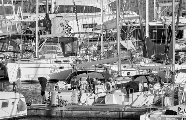 Italien Sicilien Medelhavet Marina Ragusa Ragusaprovinsen April 2021 Par Segelbåt — Stockfoto
