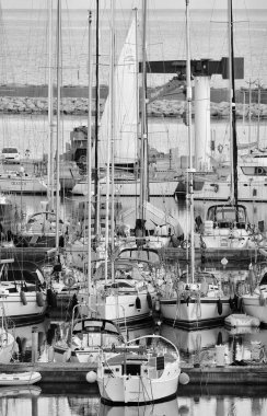 İtalya, Sicilya, Akdeniz, Marina di Ragusa (Ragusa ili); 14 Nisan 2021, limanda lüks yatlar - EDITORIAL