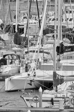 İtalya, Sicilya, Akdeniz, Marina di Ragusa (Ragusa ili); 16 Nisan 2021, limanda lüks yatlar - EDITORIAL