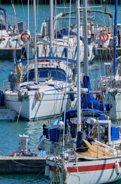 İtalya, Sicilya, Akdeniz, Marina di Ragusa (Ragusa ili); 17 Nisan 2021, limanda lüks yatlar - EDITORIAL