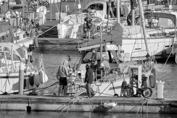 意大利 西西里 地中海 拉古萨港 拉古萨省 2021年4月17日 港口内的人员和豪华游艇 Editorial — 图库照片