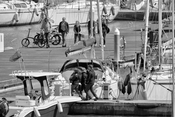 イタリア シチリア島 地中海 マリーナ ラグーザ ラグーザ州 4月2021 ポート内の人々と高級ヨット Editorial — ストック写真