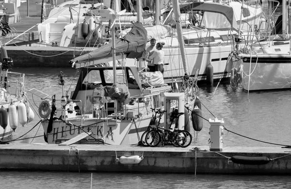 イタリア シチリア島 地中海 マリーナ ラグーザ ラグーザ州 4月2021 ポート内のセーリングボートのカップル 編集部 — ストック写真