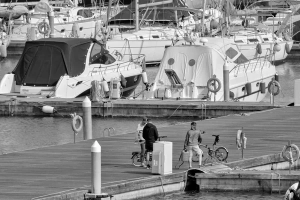 意大利 西西里 地中海 拉古萨港 拉古萨省 2021年4月20日 港口内的人员和豪华游艇 Editorial — 图库照片