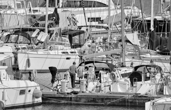 意大利 西西里 地中海 拉古萨海 拉古萨省 2021年4月20日 港口的人民和豪华游艇 Editorial — 图库照片