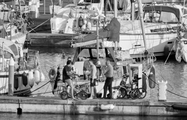 İtalya, Sicilya, Akdeniz, Marina di Ragusa (Ragusa Eyaleti); 20 Nisan 2021, limandaki insanlar ve lüks yatlar - EDITORIAL