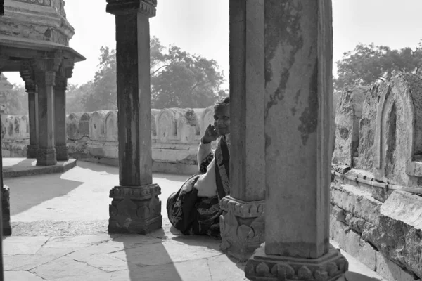 India Delhi January 2007 Indian Woman Humayun Tomb 1565 Editorial — Stock Photo, Image