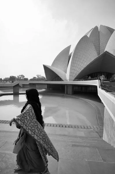 Индии Дели Индийская Женщина Лотус Рено — стоковое фото
