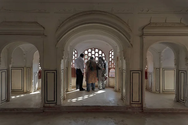 インド ラージャスターン州ジャイプール風の宮殿 Hawa Mahal 1799年にマハラジャ サワイ プラタプ シンによって建てられ インド人観光客は正面のファサード窓からジャイプールの交通を見ています — ストック写真