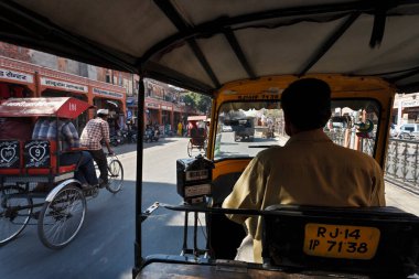Hindistan, Rajasthan, Jaipur, şehrin trafiğinde bir triportörle