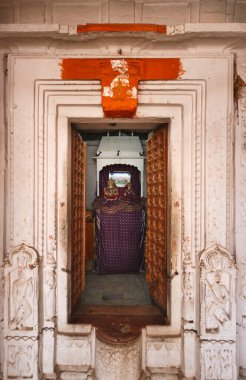 Hindistan, Rajasthan, Jaipur, Güneş Tapınağı (Surya Mandir), iki küçük Hindu tanrı heykeline sahip bir altair.