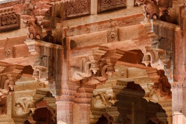 Hindistan, Rajasthan, Jaipur, Amber Kalesi, kalenin sütunlarındaki fil heykelleri.