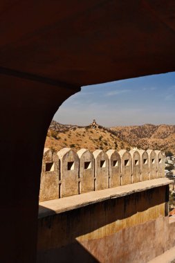 Hindistan, Rajasthan, Jaipur, Amber Kalesi, kalenin dış duvarları.