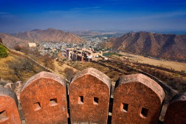 Hindistan, Rajasthan, Jaipur, Amber Kalesi, Amber Kalesi 'nin dış duvarları, arka plandaki Amber Sarayı.